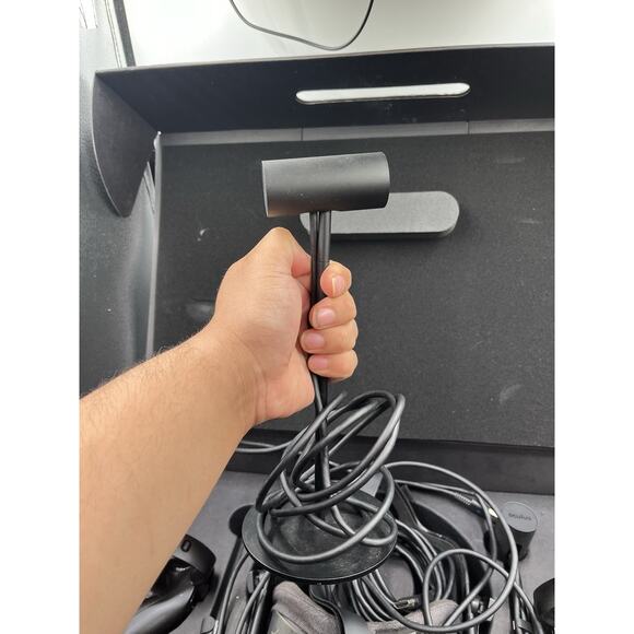 Oculus Rift CV1 Headset With 2 Base Stations And Controllers + Cable (Full Set) - Picture 14 of 16